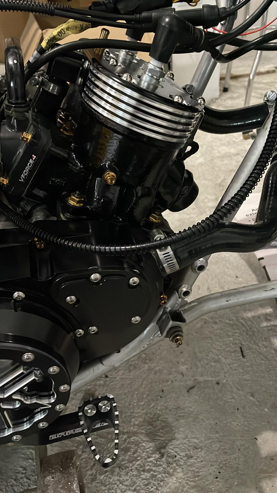 Tornillos oro aluminio con aleacion a titanium