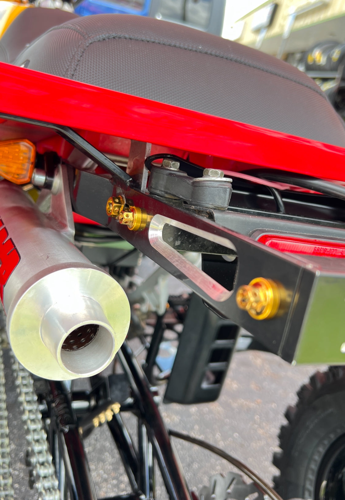 Tornillos oro aluminio con aleacion a titanium