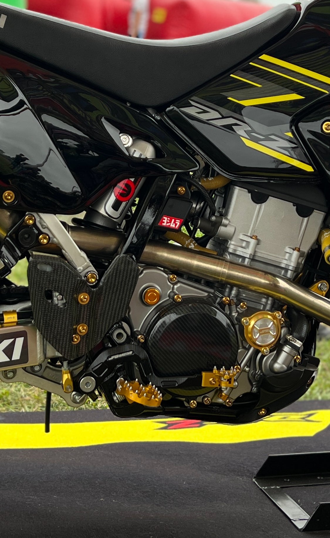 Tornillos oro aluminio con aleacion a titanium