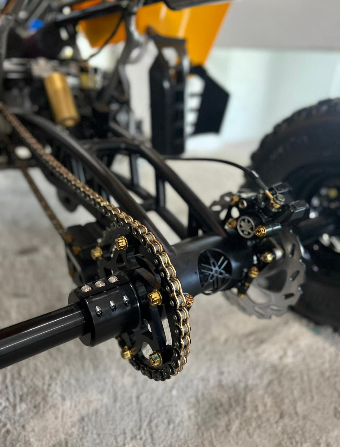 Tornillos oro aluminio con aleacion a titanium